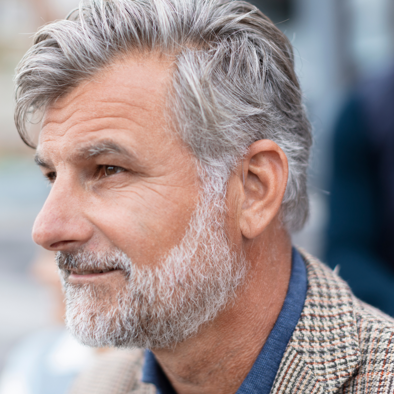 hombre de edad avanzada usando un audífono optica utiel